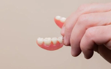 5 Daily Habits That Extend Denture Lifespan