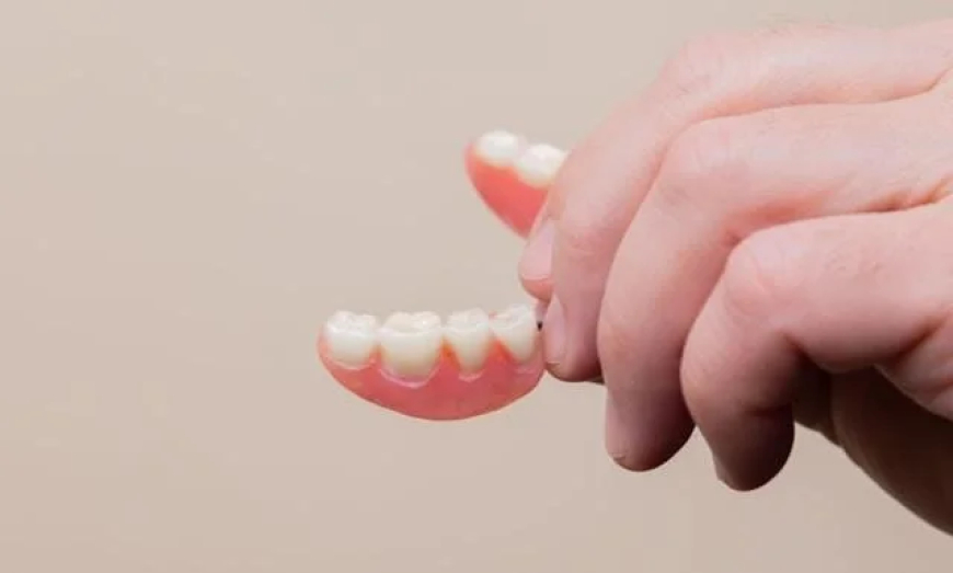 5 Daily Habits That Extend Denture Lifespan